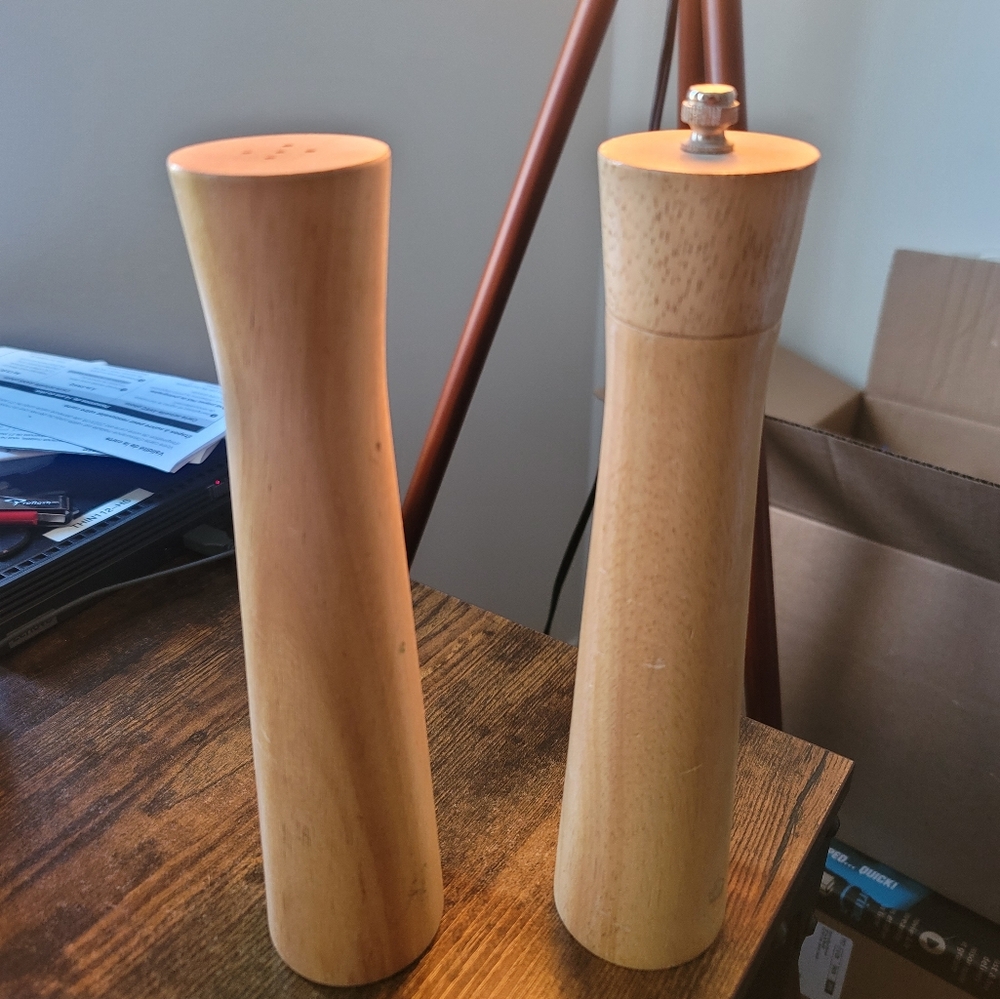 Salt and pepper grinder